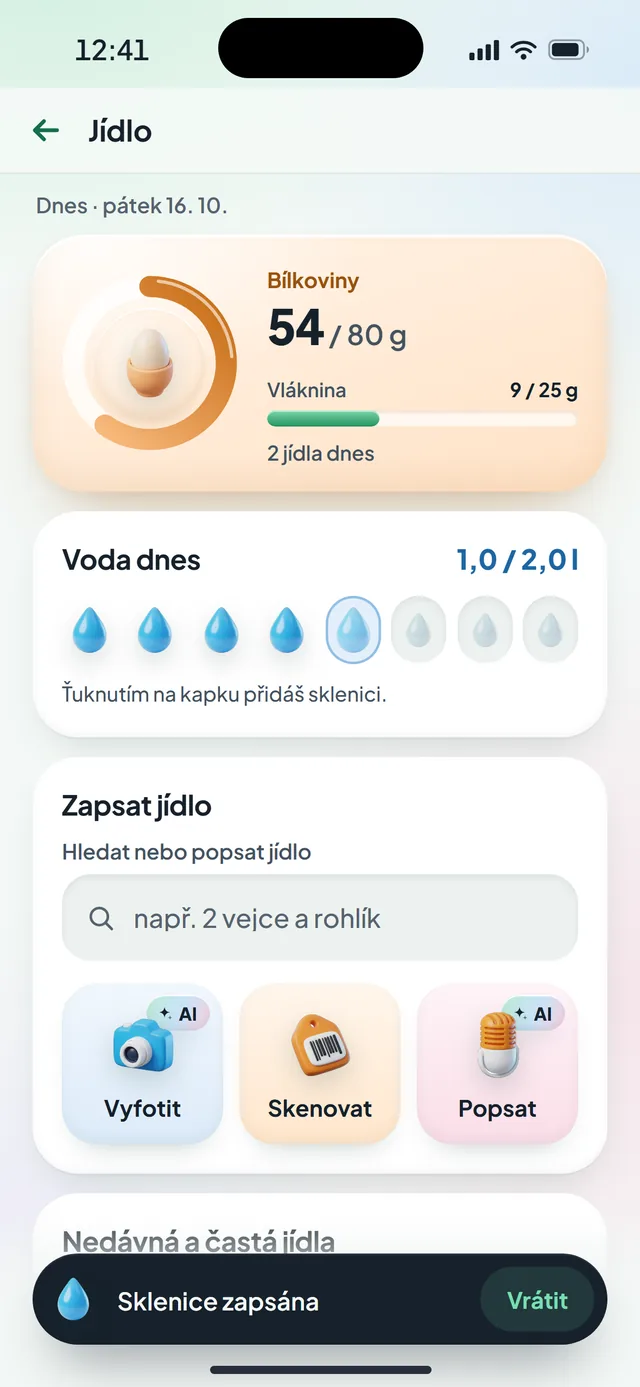 Obrazovka Jídlo v aplikaci Dávka: bílkoviny 54 z 80 g, vláknina, voda 1,0 z 2,0 litru a tři způsoby zápisu – foto, čárový kód a popis