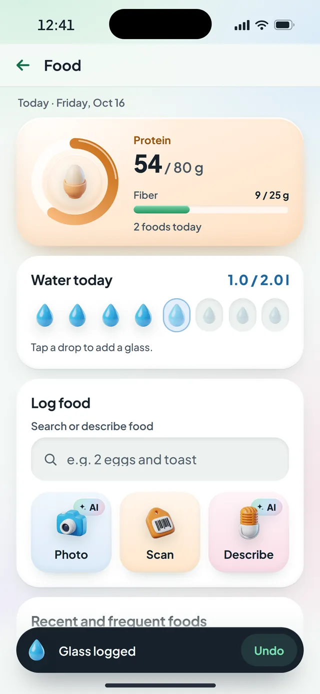 The Food screen in the Dávka app: protein 54 of 80 g, fiber, water 1.0 of 2.0 liters and three ways to log – photo, barcode and description